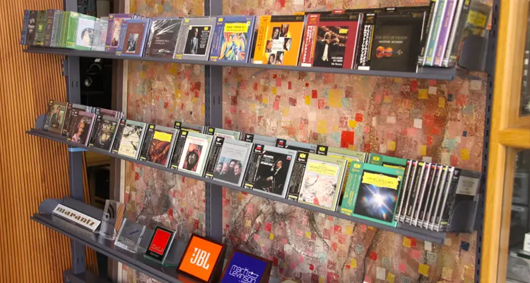 アクセサリー、音楽ソフト販売